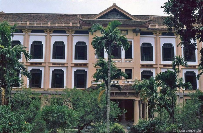 Sở Tài chính (Direction des Finances) do kiến trúc sư Ernest Hébrard thiết kế năm 1924 và được khởi công xây dựng năm 1925, hoàn thành năm 1928. Hiện nay, nơi này là trụ sở Bộ Ngoại giao Việt Nam. Ảnh chụp năm 1991.